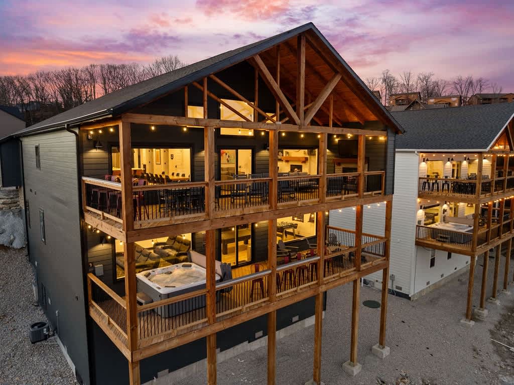 luxury lodges in Branson Missouri  vacation homes with hot tub
